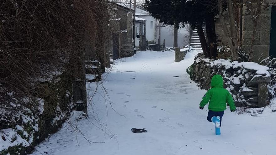 Un niño, entre la nieve de Padornelo.