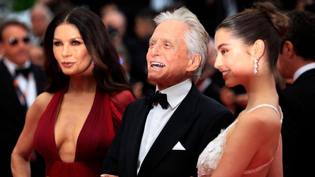 Michael Douglas entre su mujer Catherine Zeta-Jones y su hija Carys  