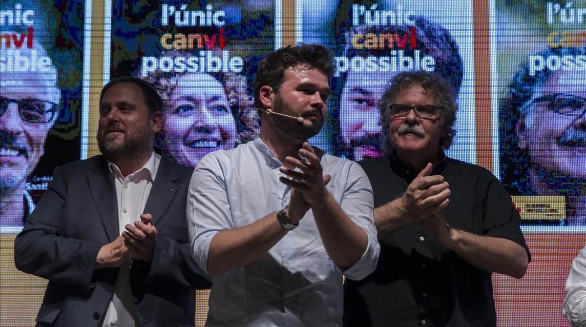 Oriol Junqueras, Gabriel Rufián y Joan Tardà, este jueves, en el arranque de la campaña de ERC en Barcelona.