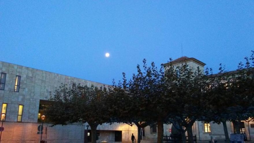 Cielo poco nuboso por la mañana en Zamora capital