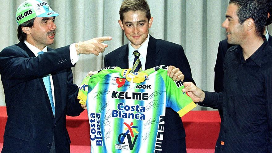 El día que un presidente del Gobierno homenajeó a un campeón alicantino vistiendo una gorra del Kelme