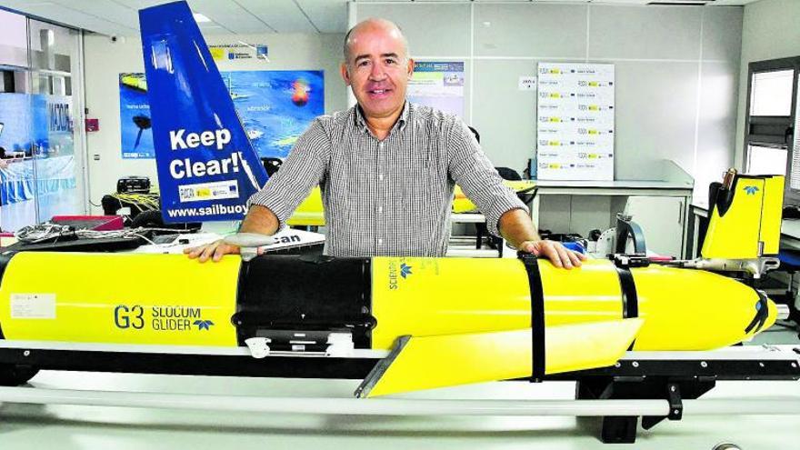 Carlos Barrera junto a un glider en la sede de Plocan en Taliarte. | | YAIZA SOCORRO