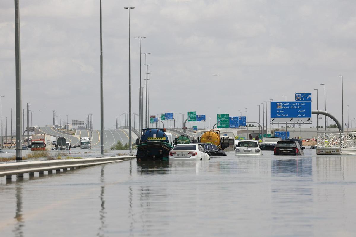 Las inundaciones en Dubai complican la ciudad y obligan a cerrar aeropuertos