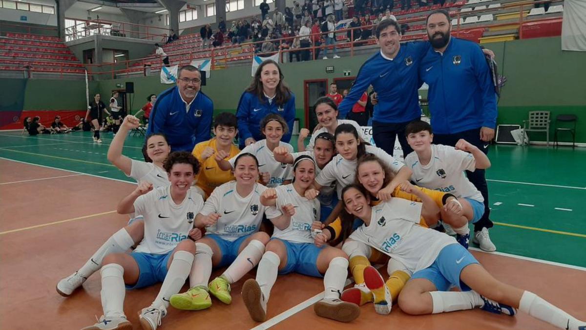 La selección gallega sub 16 celebra su triunfo en A Coruña. |  // RFGF