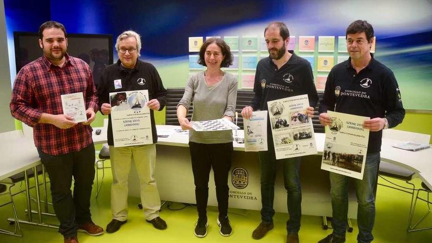 Presentación de la campaña en Azraq ayer en el concello de Pontevedra. // Rafa Vázquez