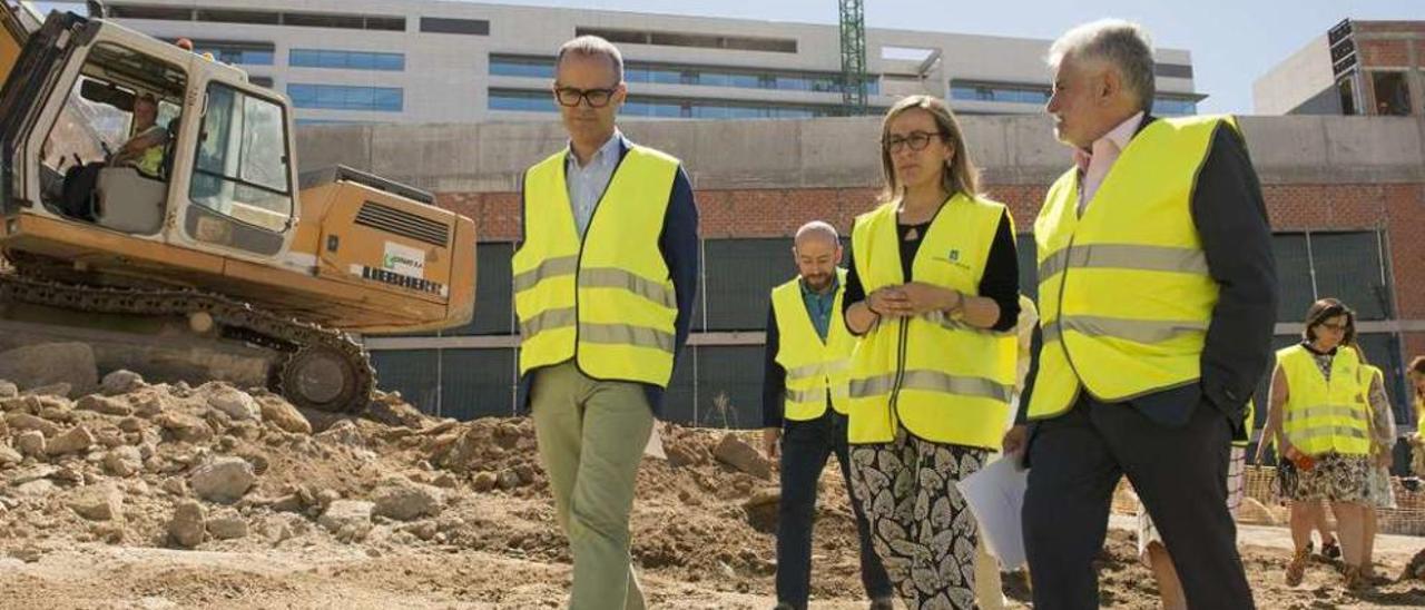 Jesús Vázquez, Ethel Vázquez y Rosendo Fernández, en la puesta en marcha de las obras. // Brais Lorenzo