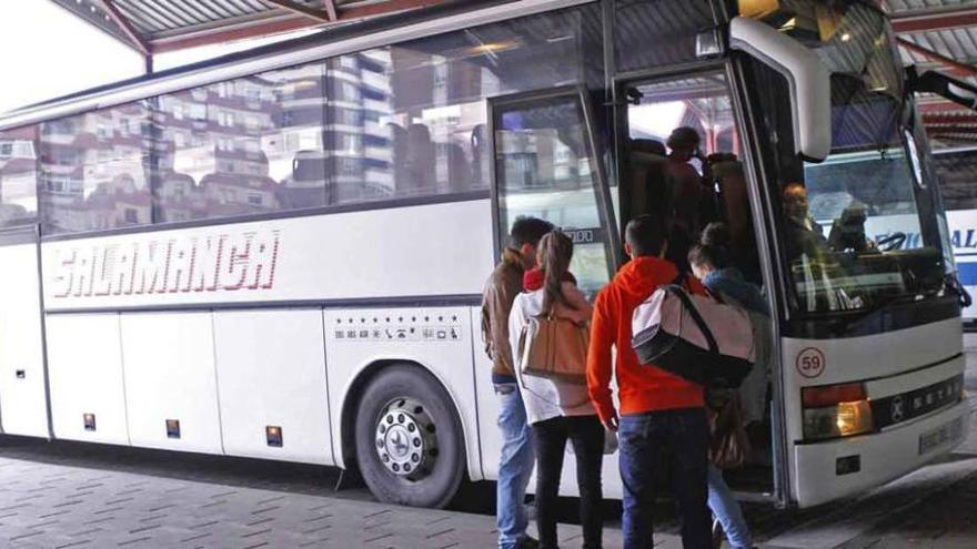 Jóvenes se suben al bus con destino Salamanca.