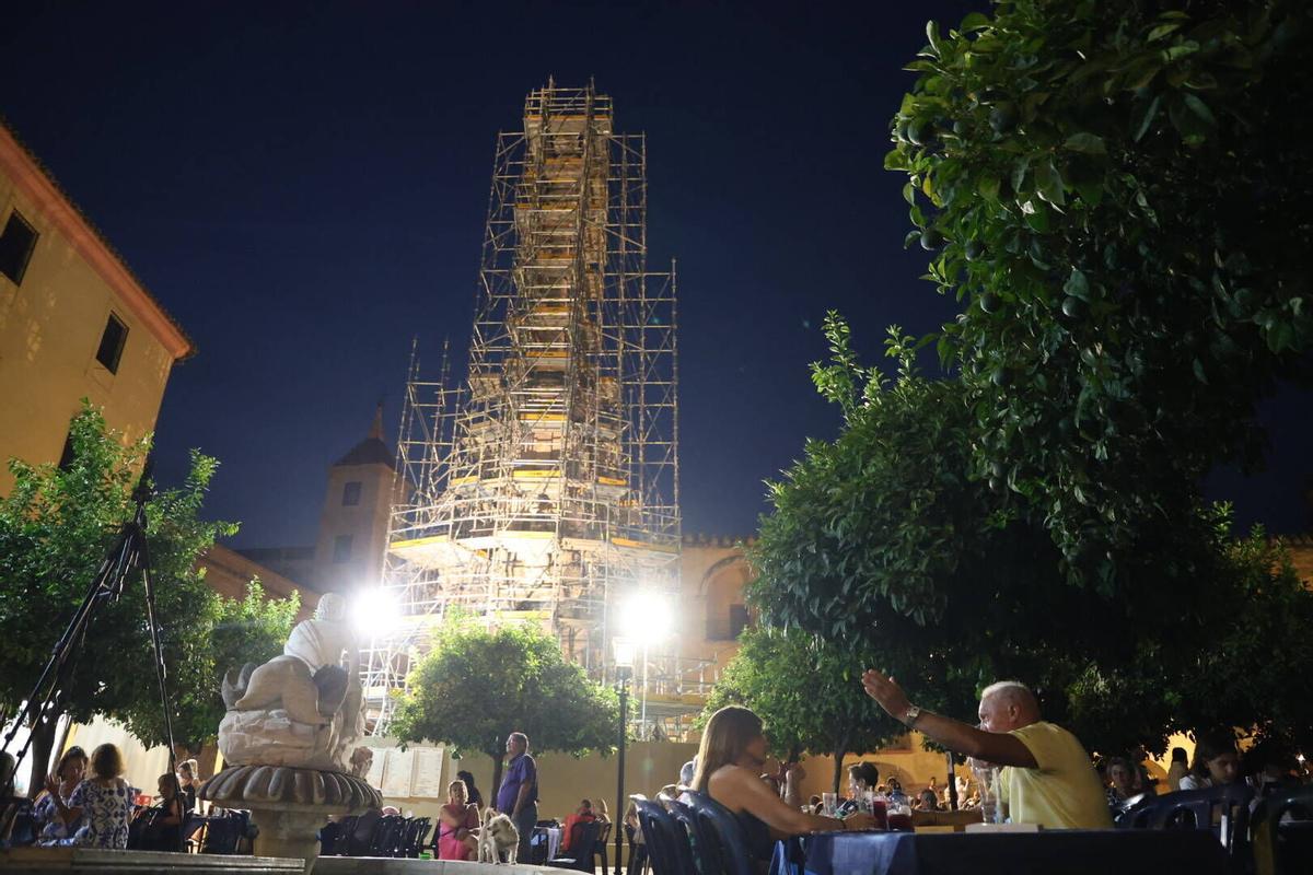 La verbena de la Federación de Peñas Cordobesas llena de música y baile la plaza del Triunfo