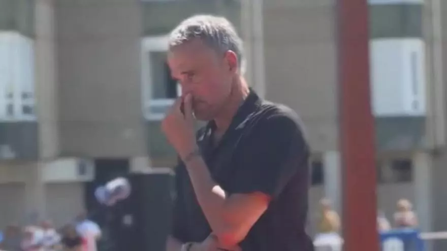 Luis Enrique rompe a llorar en la inauguración de la nueva playa verde de Gijón, situada en el Rinconín, que lleva su nombre