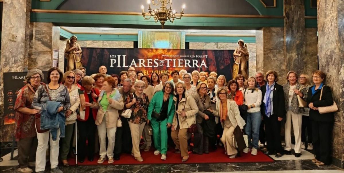 La socias de La Garnacha de Cariñena asistieron al musical ‘Los Pilares de la Tierra’ en el Teatro Principal de Zaragoza.  | SERVICIO ESPECIAL