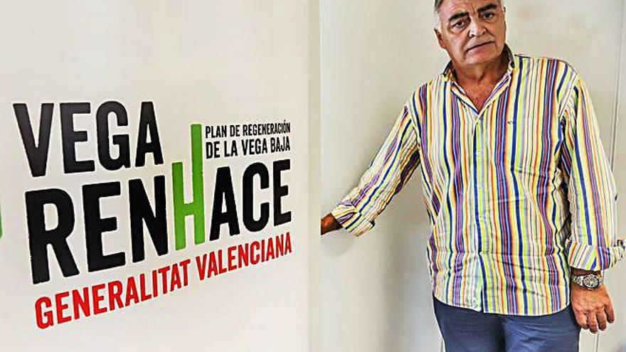 Alonso posa con un cartel del Plan Vega Renhace. | TONY SEVILLA