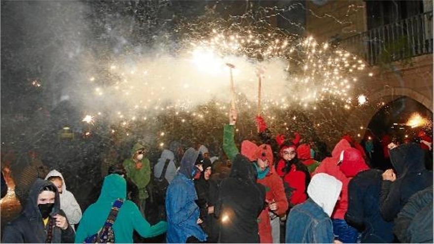 Els Diables omplen de foc i pólvora el Barri Vell de Girona