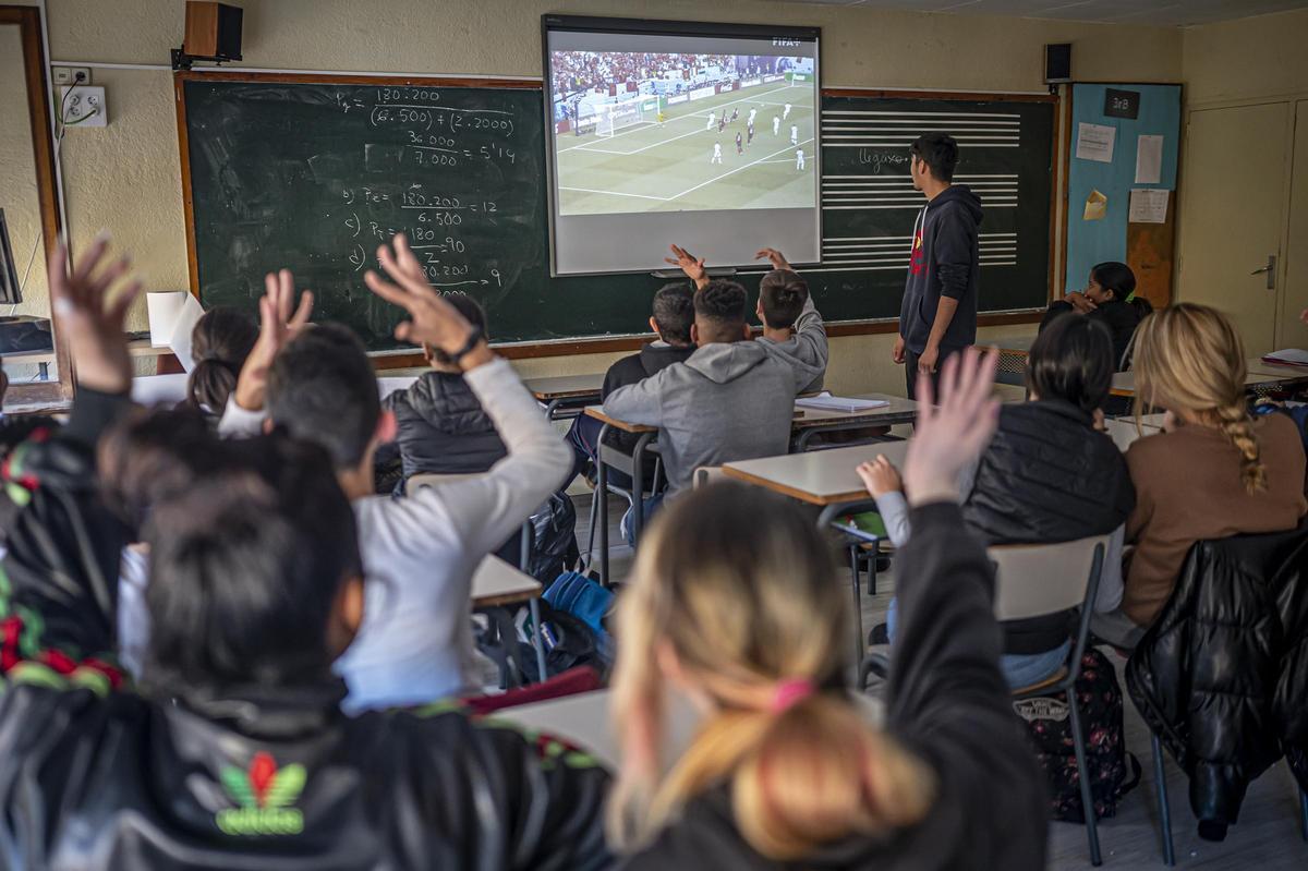 Alumnado haciendo un ejercicio de expresión oral en catalán narrando un partido de fútbol del Mundial, en noviembre del 2022.