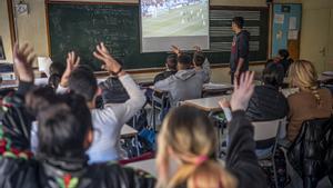 Alumnado haciendo un ejercicio de expresión oral en catalán narrando un partido de fútbol del Mundial, en noviembre del 2022.