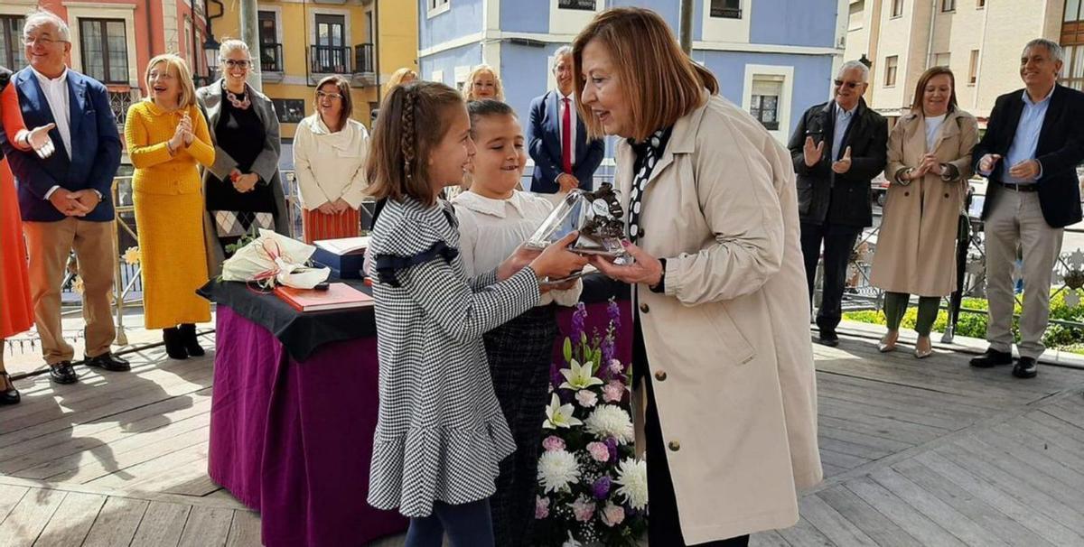 La entrega de los premios a Nerea Llorián y Lucía Fonseca. | L. P.