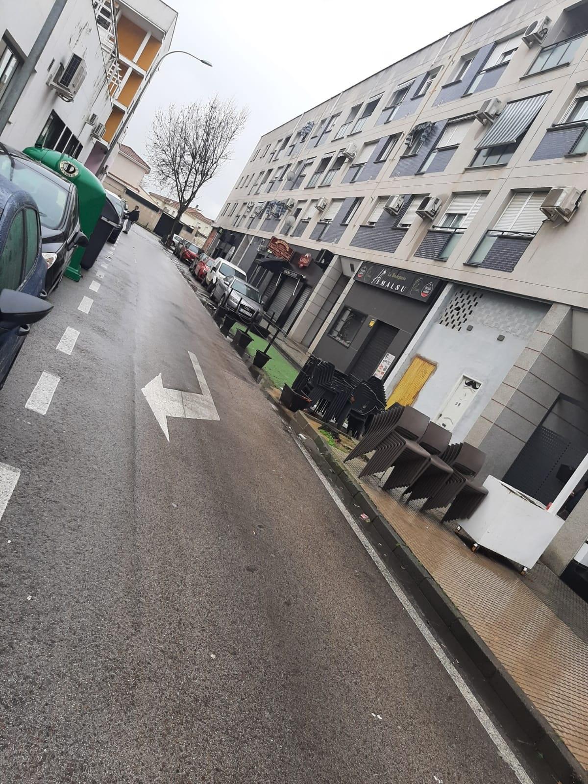 La calle en la que ha tenido lugar la reyerta mortal de Los Bodegones, en Mérida.