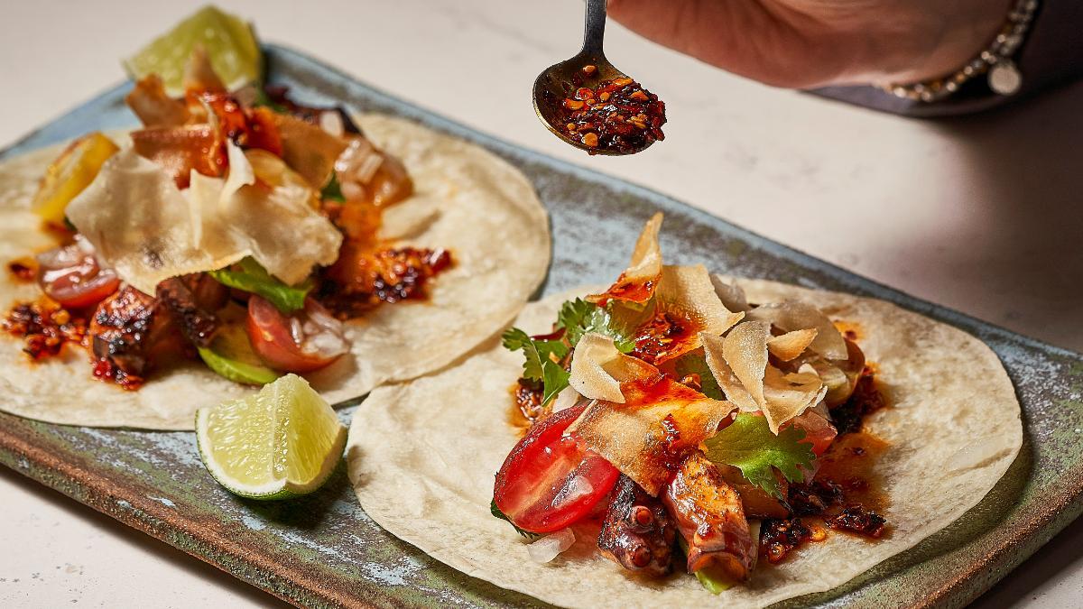 Tacos de pulpo zarandeado a las brasas con pico de gallo y crujiente de yuca.