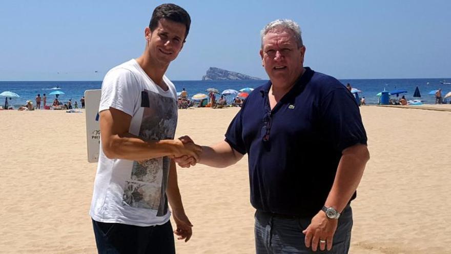 José Antonio Calderón, nuevo fichaje del Benidorm, recibe la bienvenida del presidente Javier Abinzano.