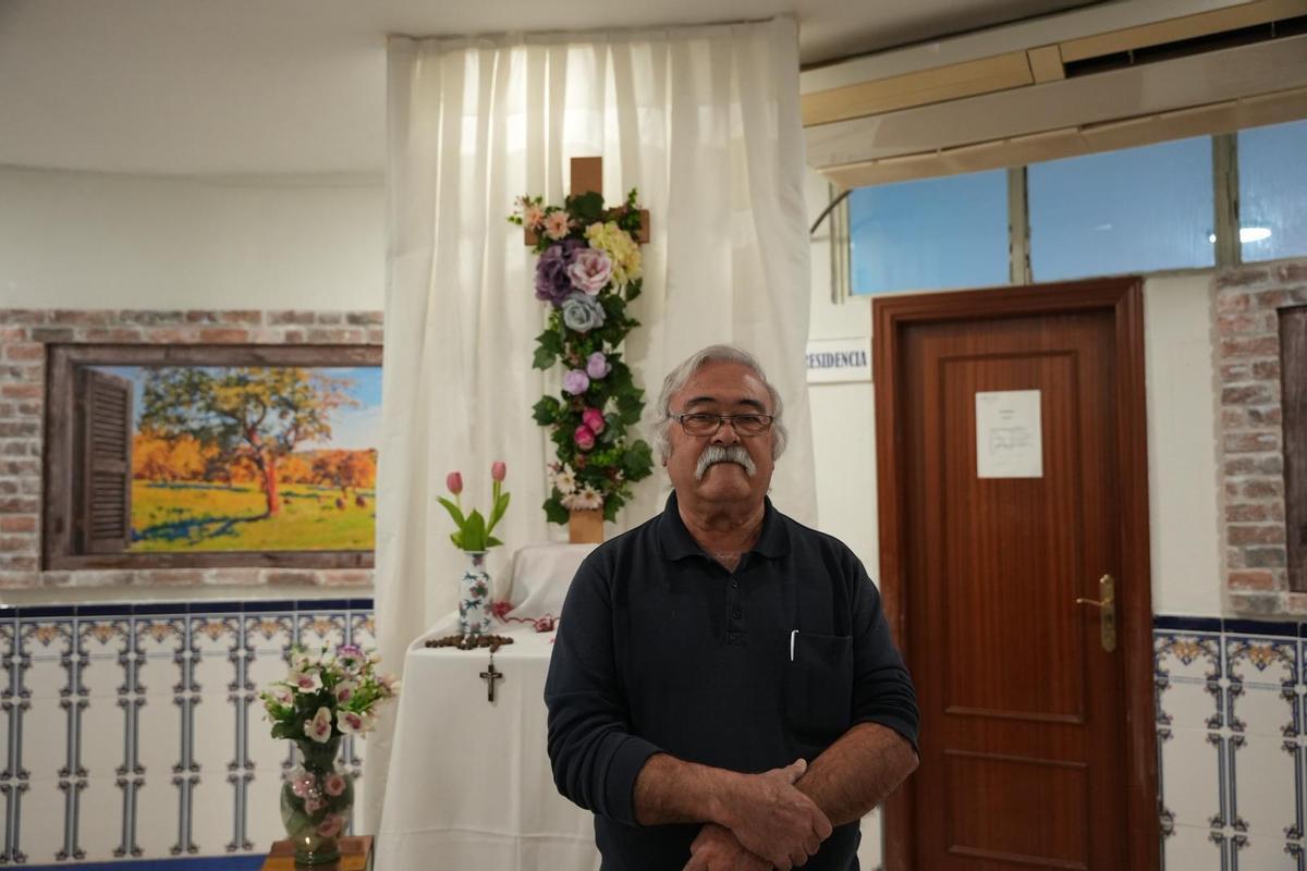José Luis González, presidente de la Asociación de Vecinos de San Roque, junto a la cruz que han elaborado este año en su sede.