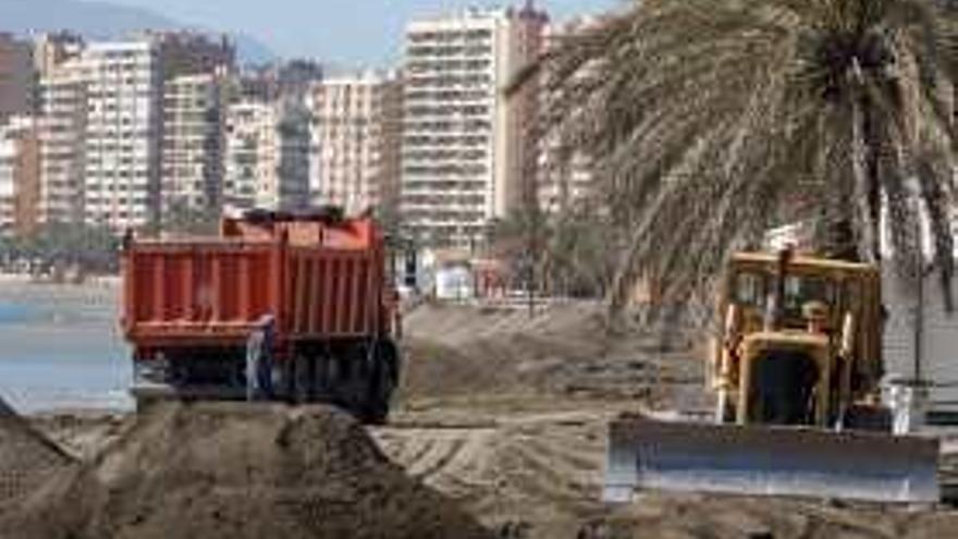 Trabajos de regeneración en la playa de La Caleta de la capital.