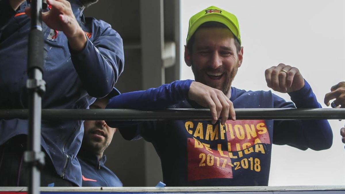 Leo Messi se lo pasó en grande durante la rúa por las calles de Barcelona