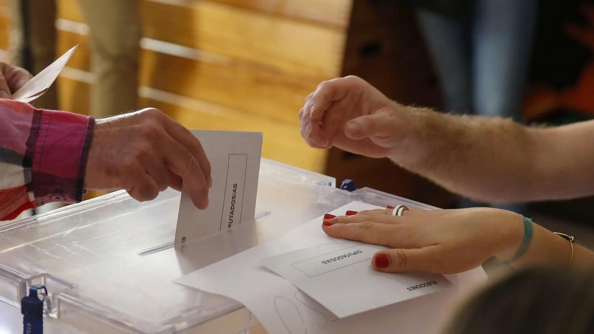 Fotografía de archivo de una urna electoral