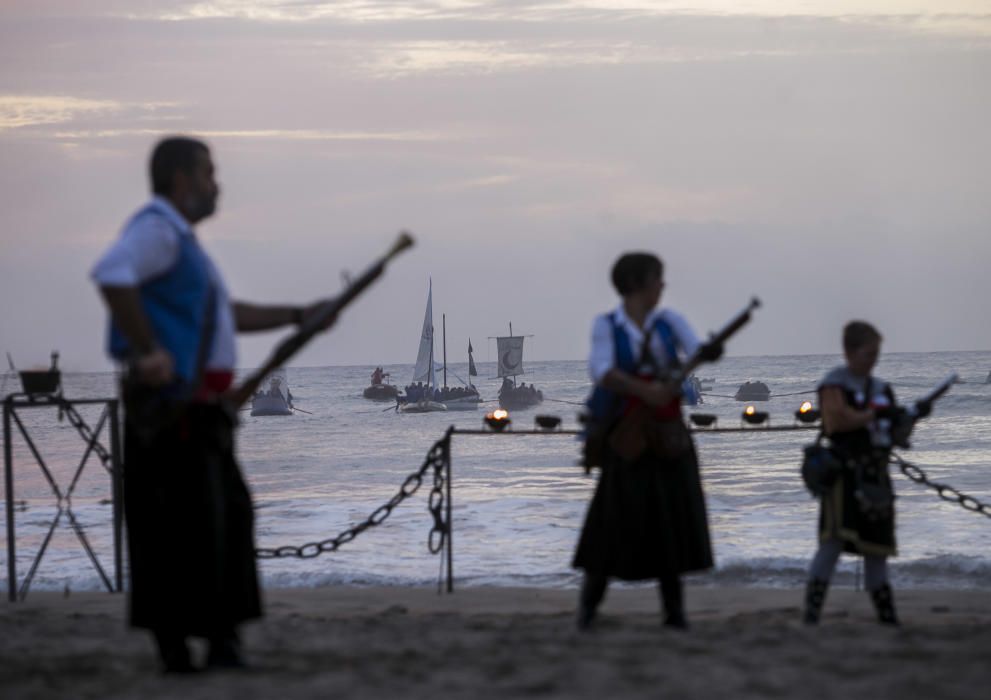 Un espectacular Desembarco al alba da inicio a los Moros y Cristianos en El Campello