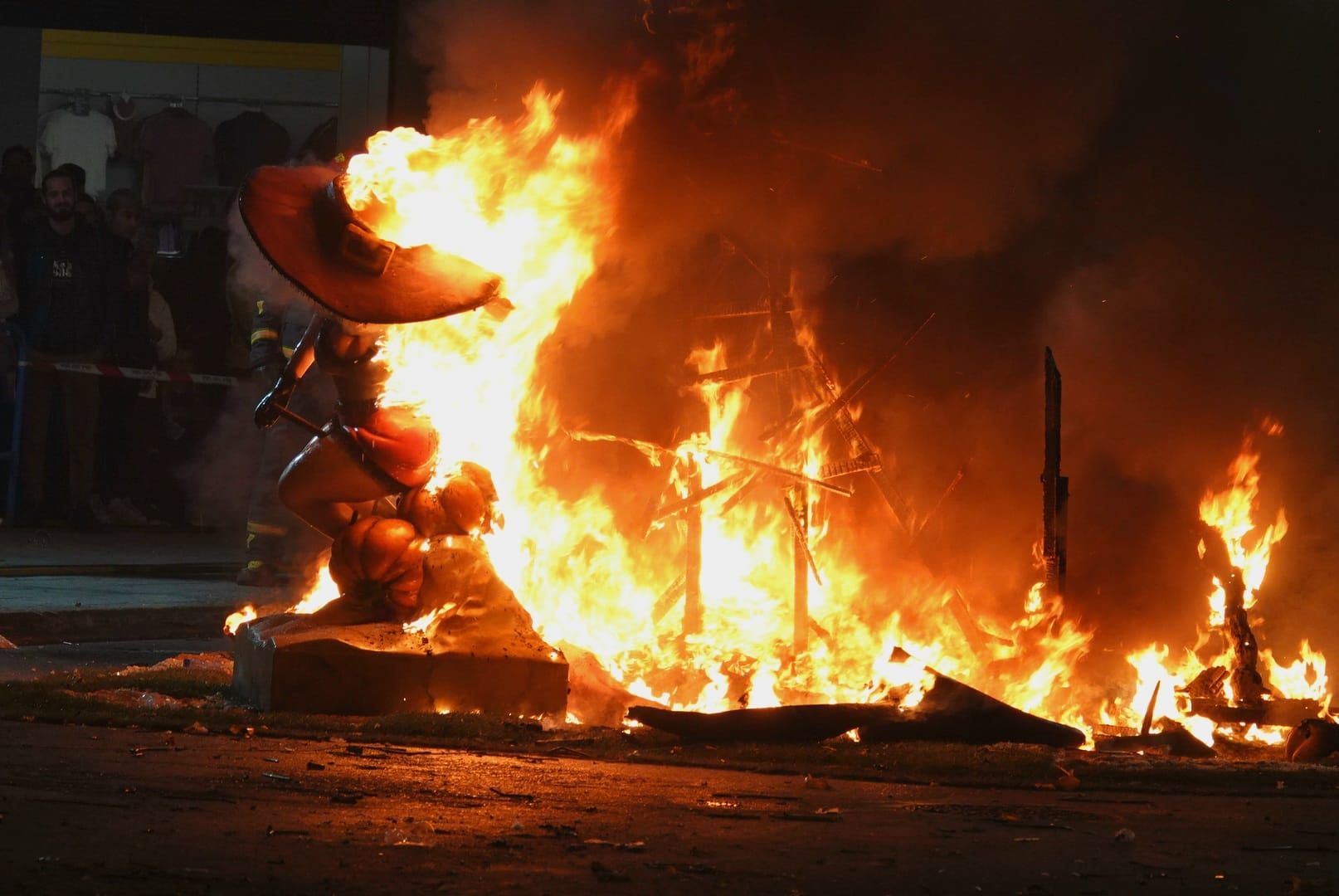 Galería de fotos de la 'cremà' de las Fallas de Burriana 2024