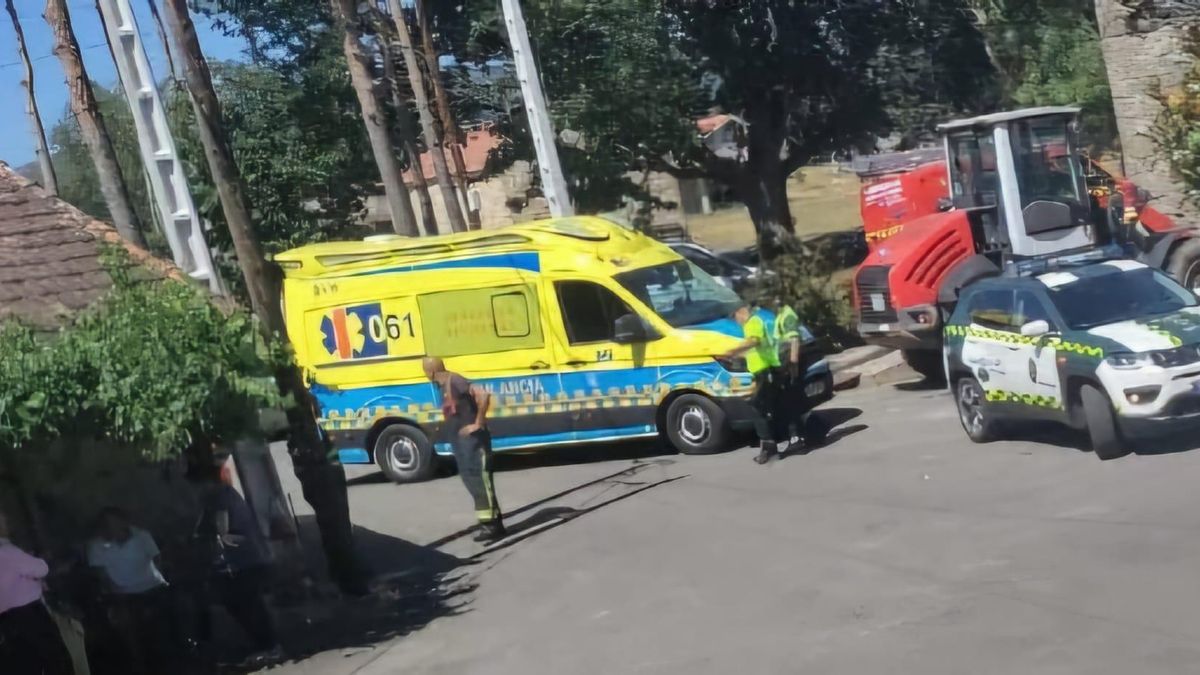 Operativo de emergencias en el lugar del siniestro mortal, en O Toxal, Porqueira.