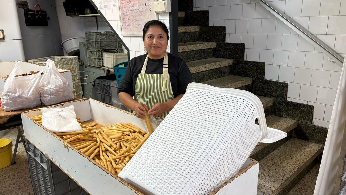 Norma, en el forn El Puente de Chiva, a on treballa des de fa 19 anys