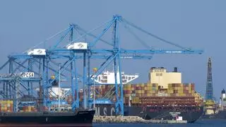 Las ‘megagrúas’ del Puerto de Las Palmas se estrenan con un buque desviado del canal de Suez