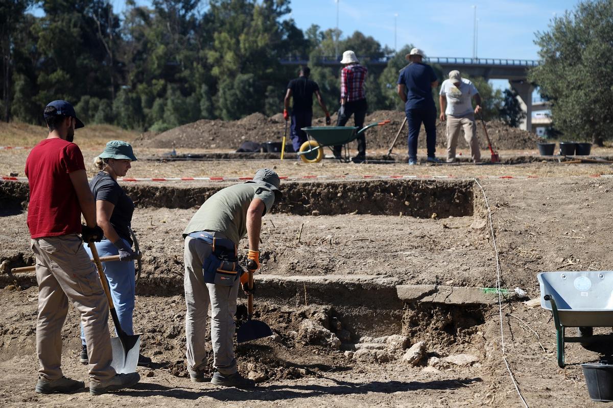 Excavaciones en el paraje natural de la desembocadura del Guadalhorce, en Málaga