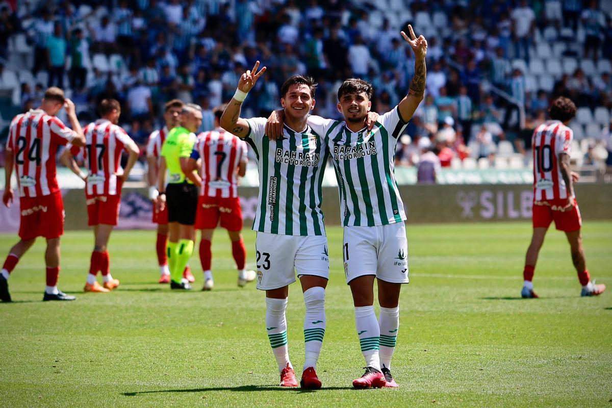 Carracedo y Kevin Medina celebran el primer tanto del partido entre el Córdoba CF y el Sporting.