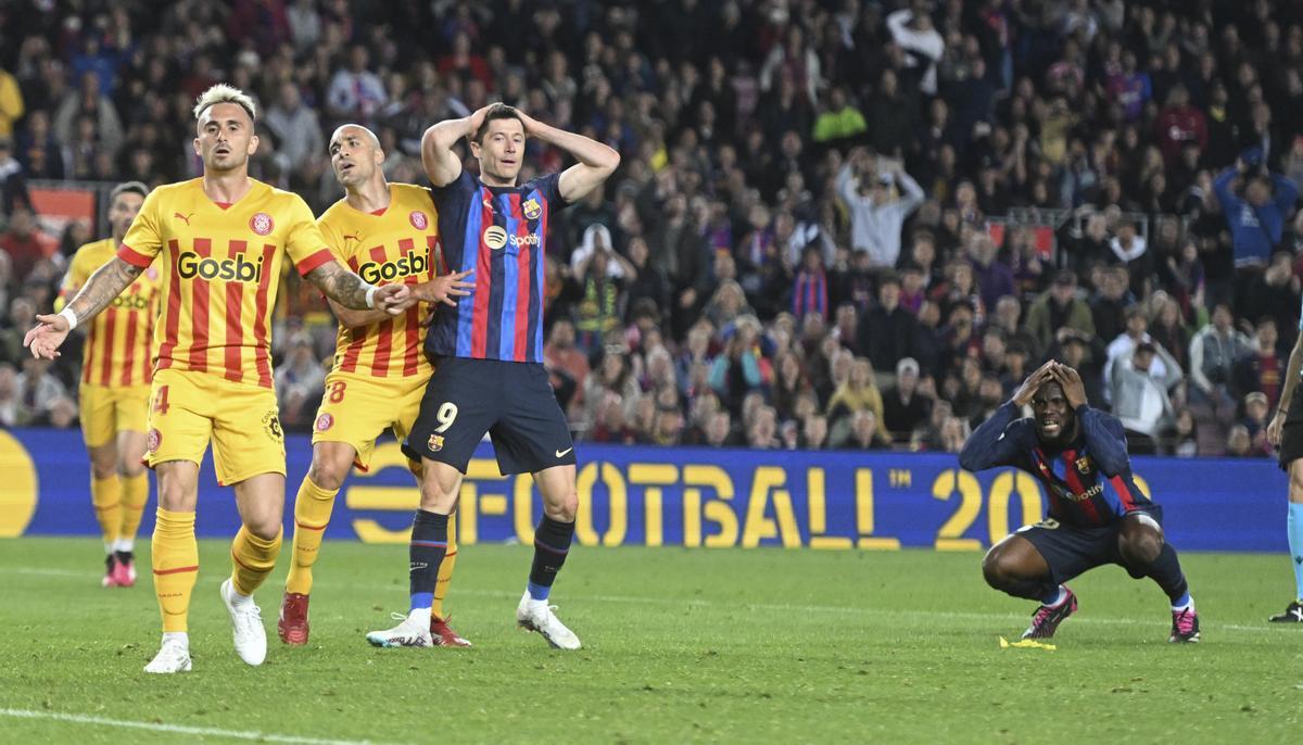 Lewandowski lamenta la ocasión fallada en el último minuto del Barça-Girona ante la desesperación de Kessié.