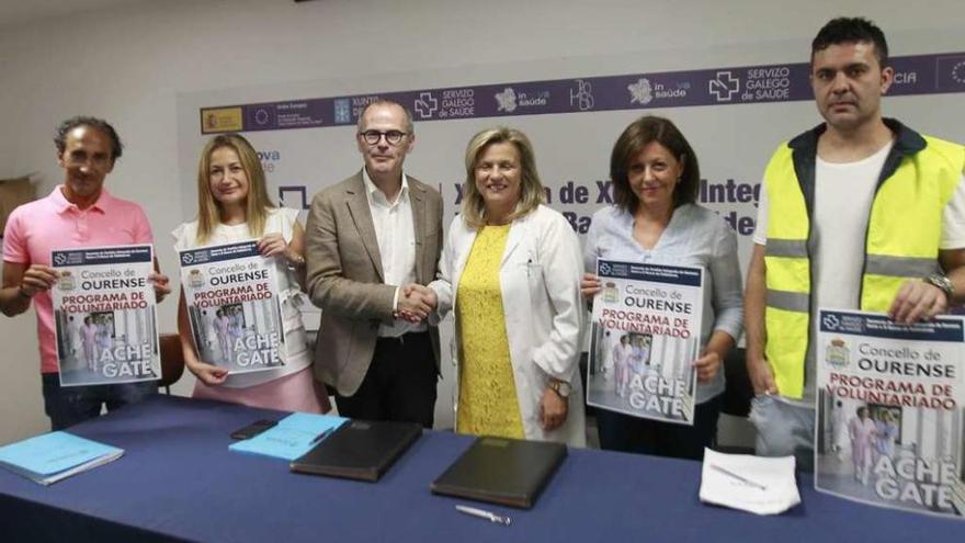 El alcalde y la gerente del CHUO, en el centro, durante la firma ayer del convenio de voluntariado. // J. Regal