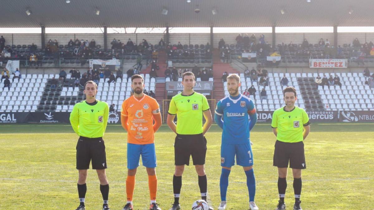 Árbitros y jugadores de CF Panadería Pulido San Mateo y AD Mérida.