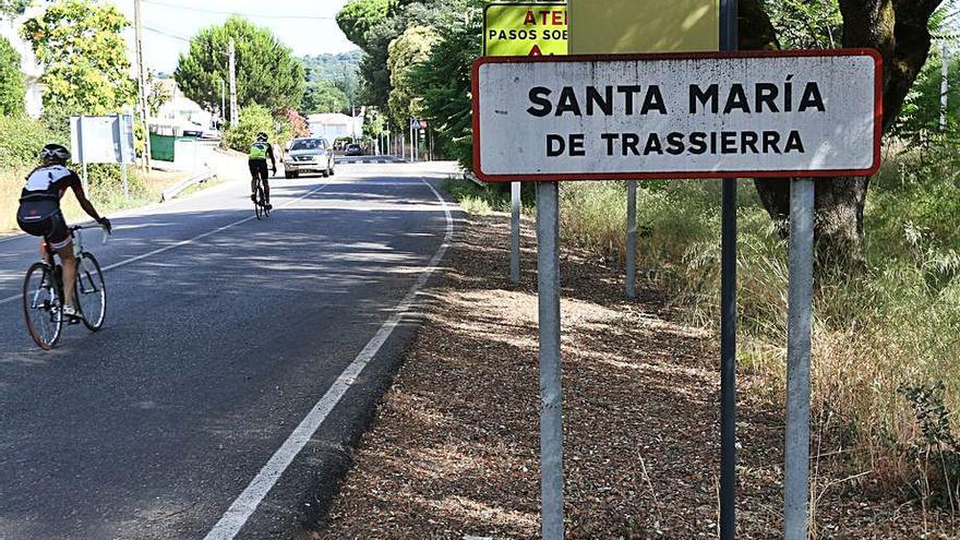 Varios ciclistas circulan por Santa María de Trassierra.