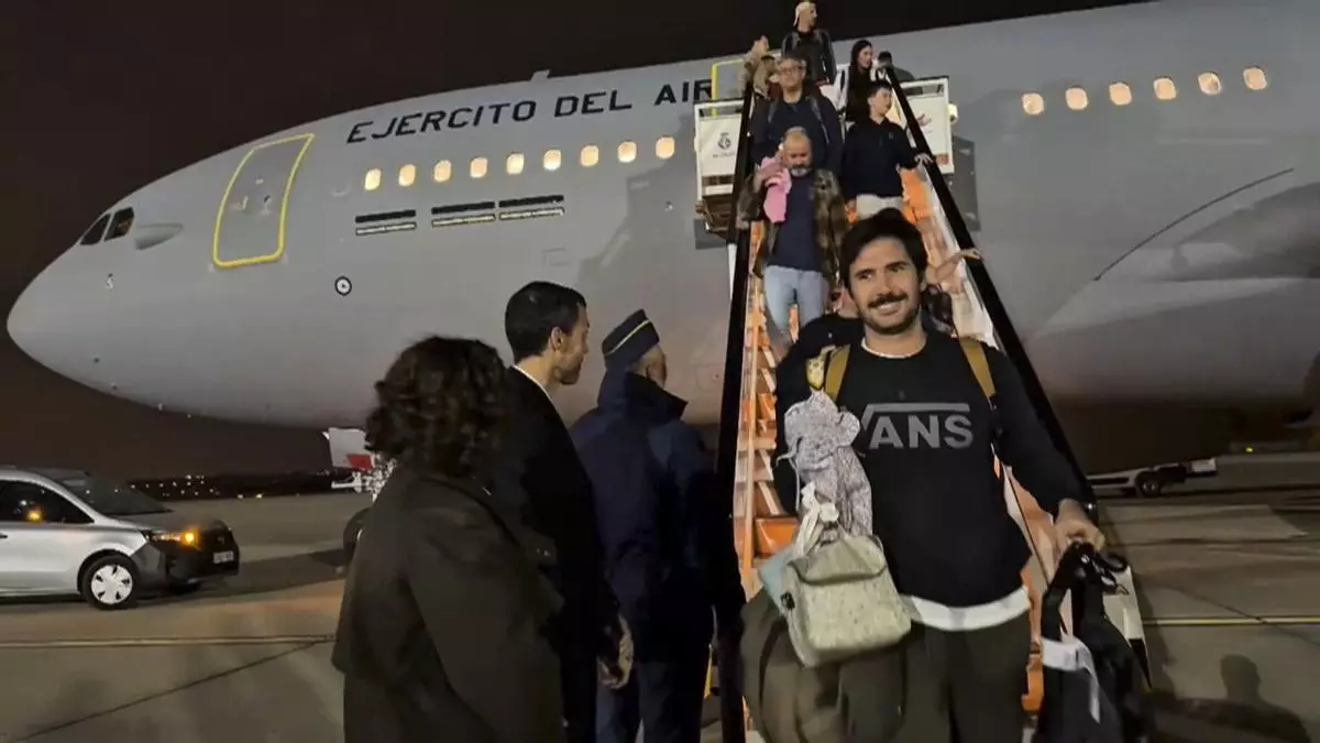 Llegan a Madrid los primeros españoles expatriados de Omán por la guerra en Irán