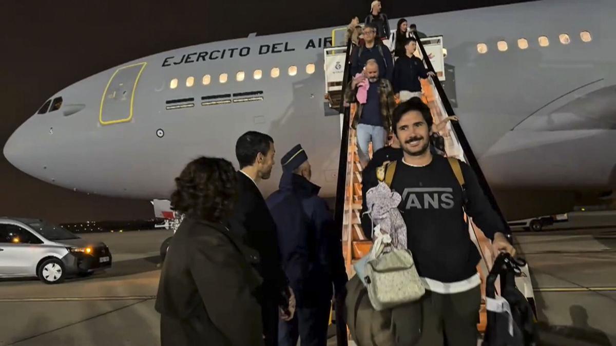 TORREJÓN DE ARDOZ (MADRID) 05/03/2026.- Un avión del Ejército del Aire y del Espacio, que ha repatriado a 171 españoles atrapados en Omán por la guerra contra Irán, aterrizó este jueves en la base aérea de Torrejón de Ardoz (Madrid) a primera hora de la mañana, indicaron a EFE fuentes de Defensa. EFE/Ministerio de Defensa - SOLO USO EDITORIAL/SOLO DISPONIBLE PARA ILUSTRAR LA NOTICIA QUE ACOMPAÑA (CRÉDITO OBLIGATORIO) / MEJOR CALIDAD DISPONIBLE. SOLO USO EDITORIAL/SOLO DISPONIBLE PARA ILUSTRAR LA NOTICIA QUE ACOMPAÑA (CRÉDITO OBLIGATORIO)/ MEJOR CALIDAD DISPONIBLE