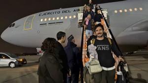 Llegan a Madrid los primeros españoles expatriados de Omán por la guerra en Irán