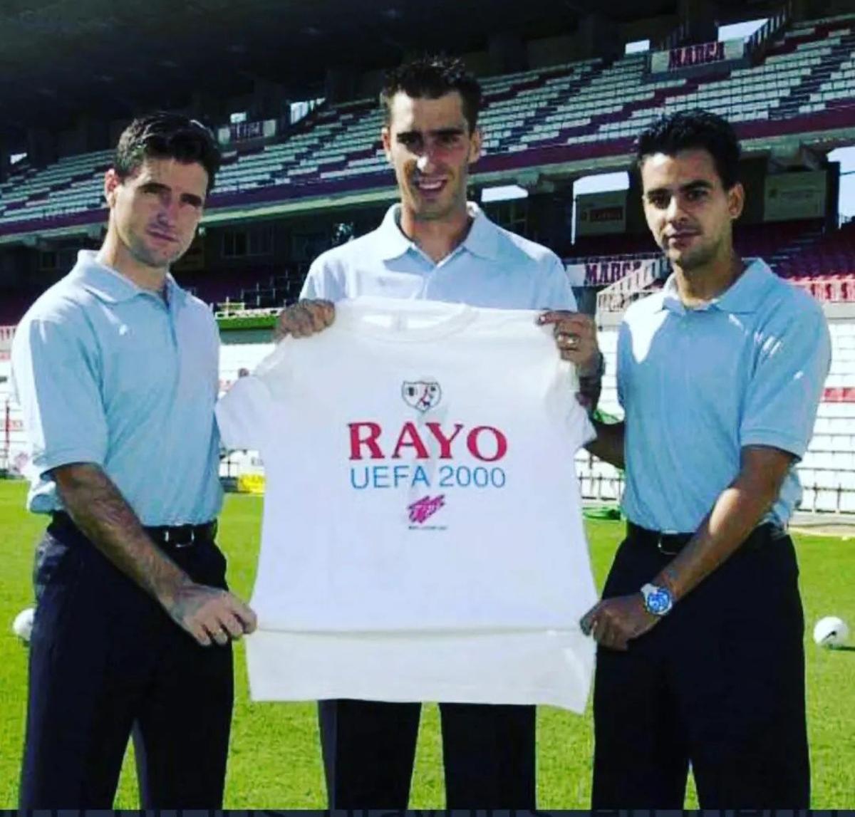 Cota i Míchel, als costats amb Bolo al mig, amb una samarreta commemorativa de la participació del Rayo a la UEFA