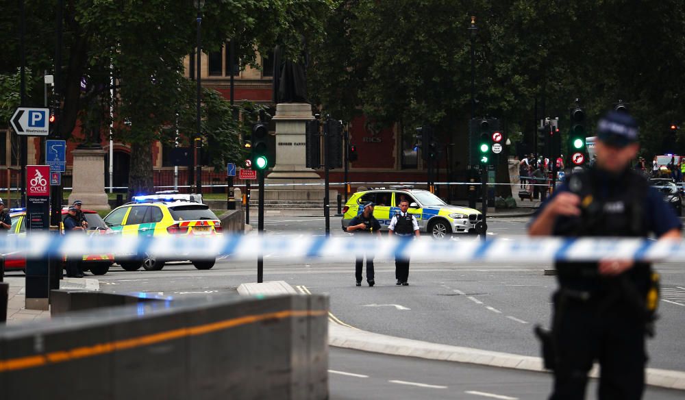 Arrestado un hombre tras estrellar su coche frente al Parlamento británico