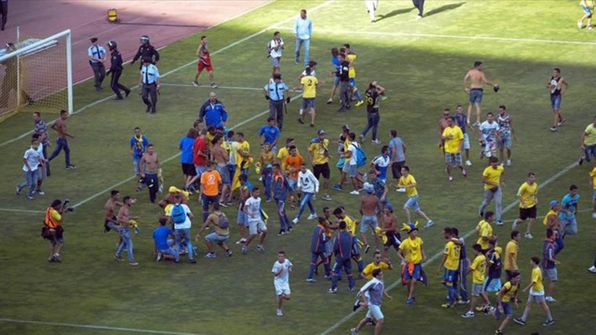 Los seguidores del Las Palmas saltaron al césped antes del empate del Córdoba.