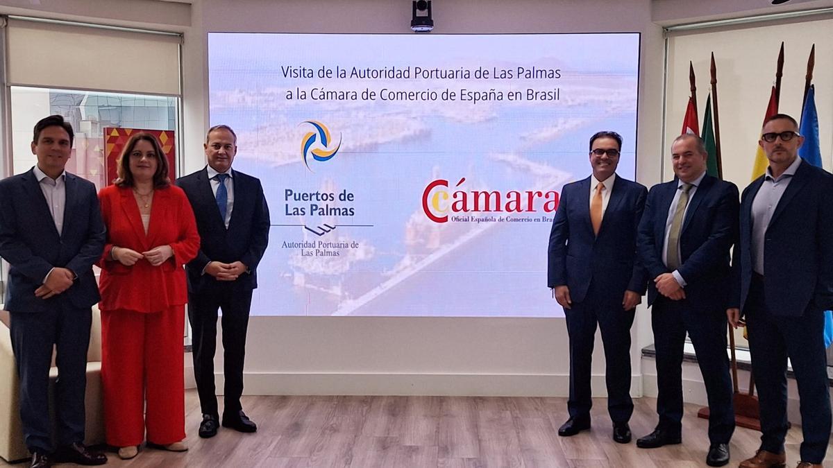 Beatriz Calzada y Francisco Trujillo junto a representantes de la Cámara de Comercio de España en Brasil