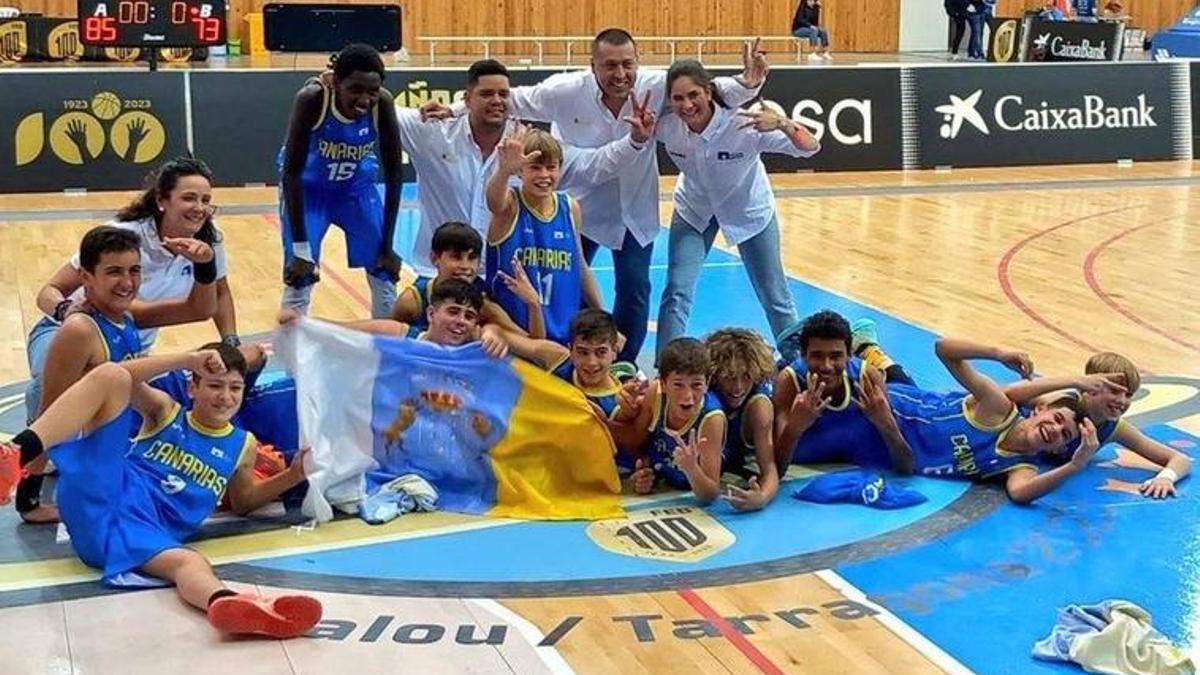 La selección canaria de Minibasket masculina posa con la bandera canaria