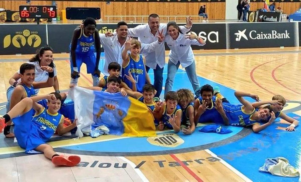 La selección canaria de Minibasket masculina posa con la bandera canaria