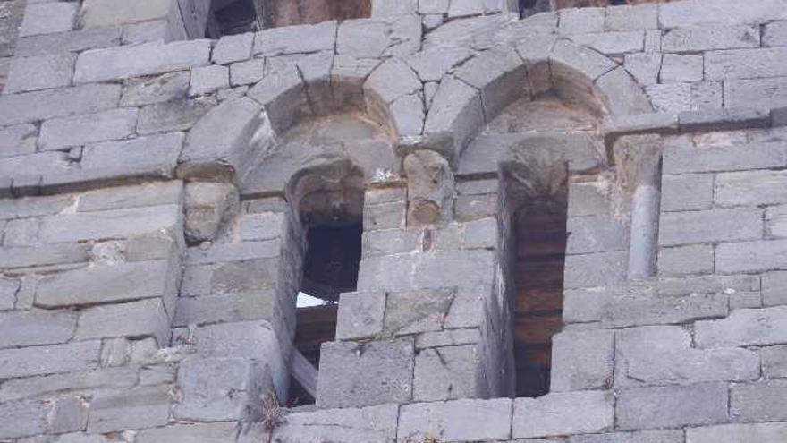 Detalle de algunos elementos desprendidos en otra cara del monumento