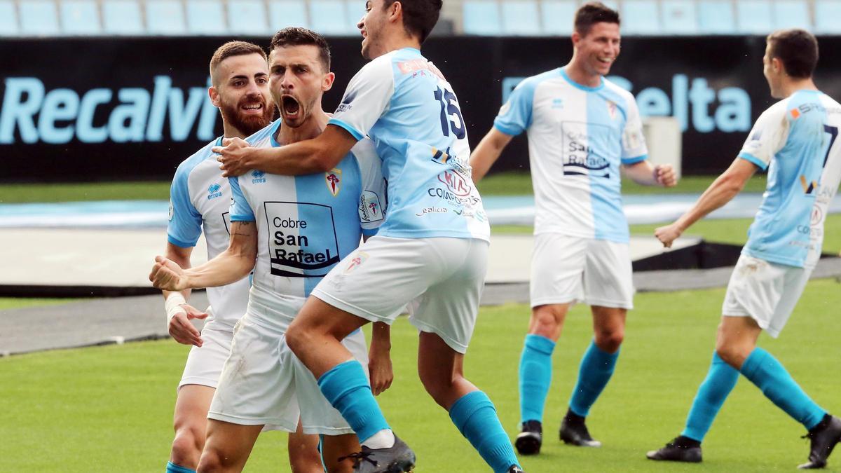 Pablo Antas celebra el gol del último ascenso del Compostela