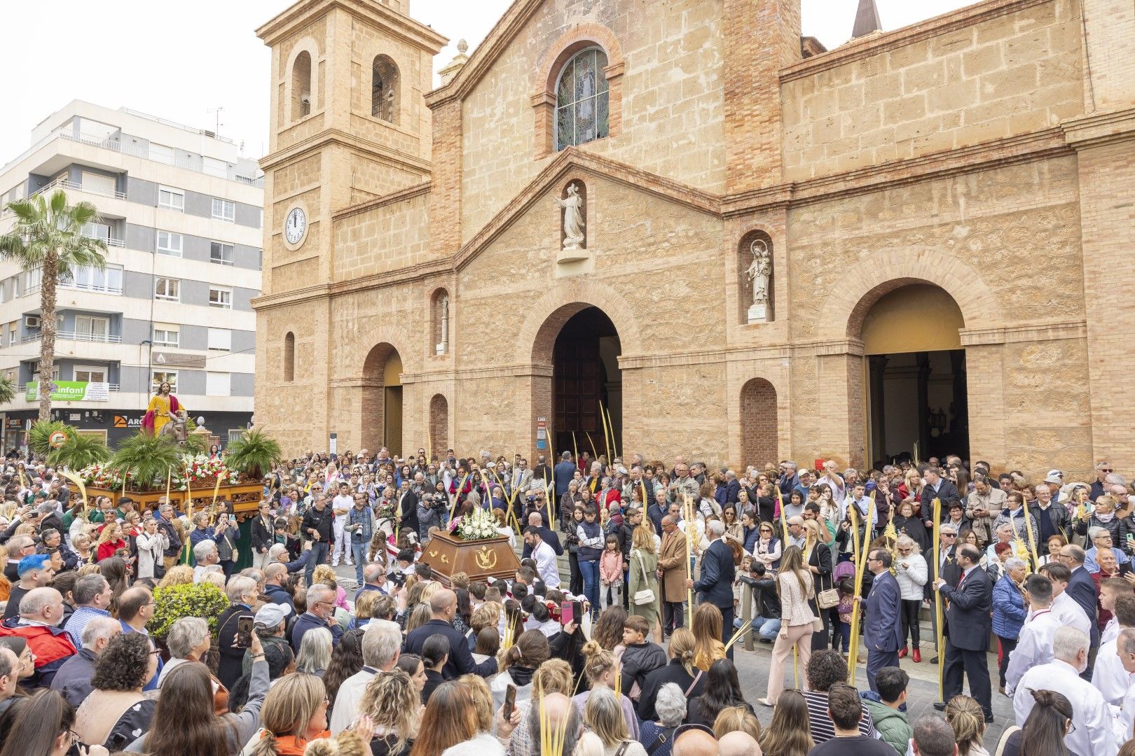 Bendición y procesión de Las Palmas en Torrevieja de Domingo de Ramos en la Semana Santa 2024