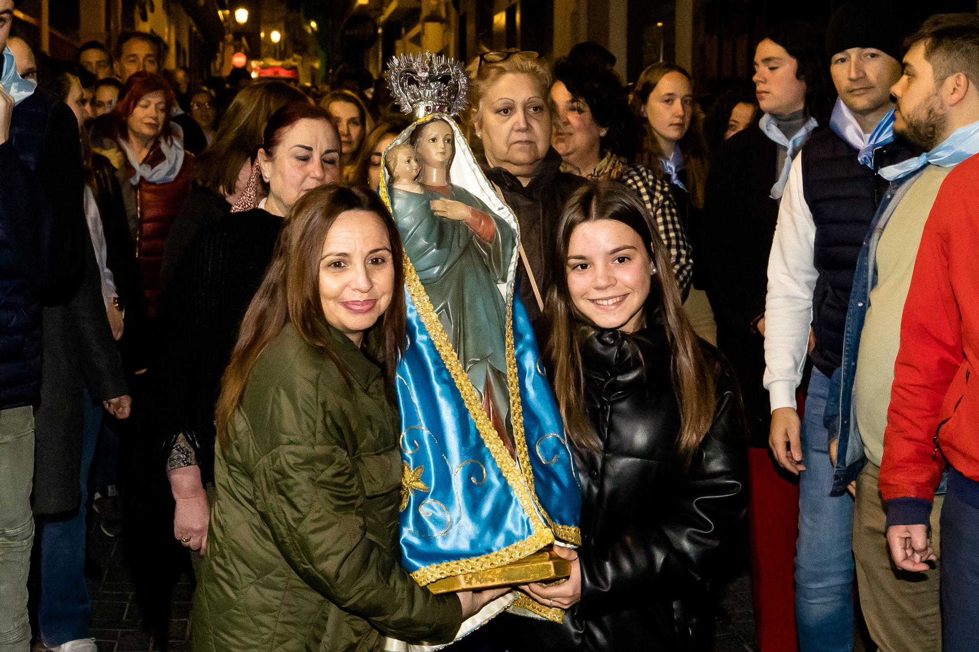 Devoción en Benidorm en la procesión de L'Alba